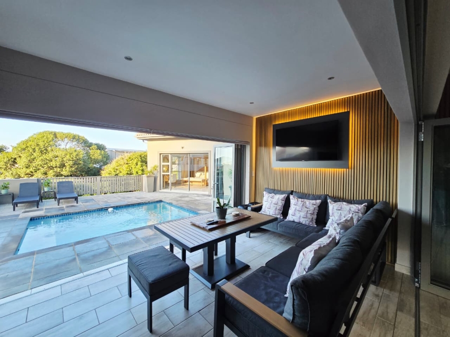 6 Bedroom Property for Sale in Glentana Western Cape